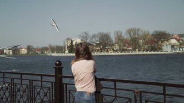 Göl Şehir Parkı onun smartphone ile fotoğraf çekmek genç güzel kadın