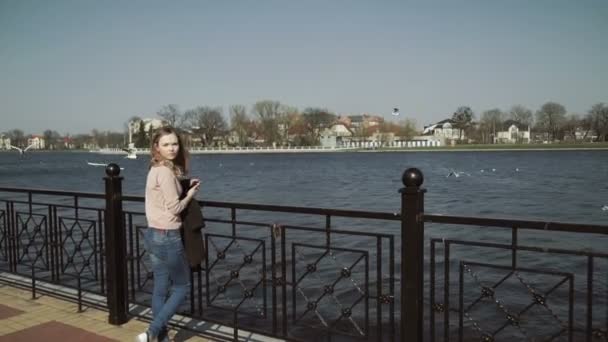 Jovem mulher bonita no parque da cidade perto do lago — Vídeo de Stock