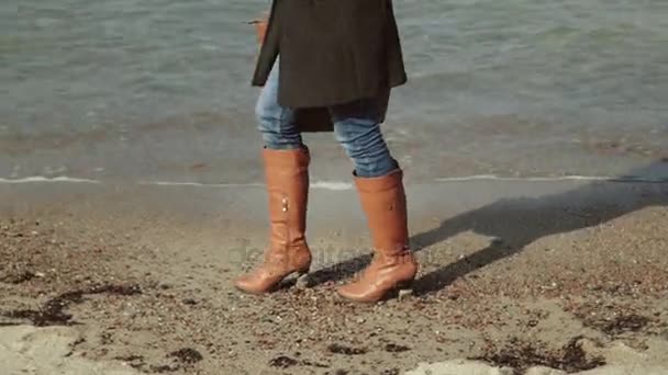 Une femme Pieds en cuir marron bottes — Video