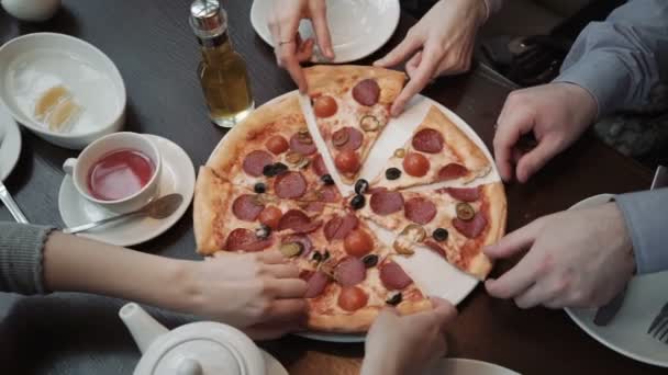 Mains tenant des coupes de pizza Vue de dessus, gros plan. Dans un café, communication et amis — Video