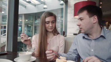 Café görüntü gülümseyen göz Smartphone kullanarak çekici genç Çift