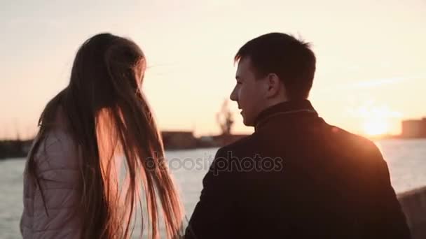 Casal romântico atraente olhando para os barcos no porto. no porto, andando e desfrutando de belo pôr do sol, beijando e abraçando . — Vídeo de Stock