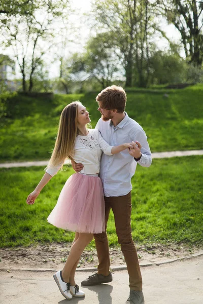 Ung man och kvinna älskar romantik sommaren longboard — Stockfoto