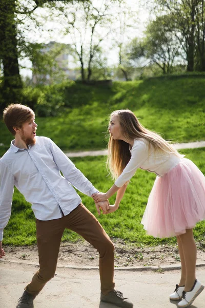 Ung man och kvinna älskar romantik sommaren longboard — Stockfoto