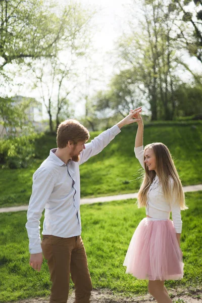 Ung man och kvinna älskar romantik sommaren longboard — Stockfoto