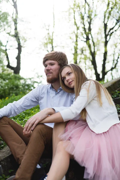 Ung man och kvinna älskar romantik sommaren longboard — Stockfoto