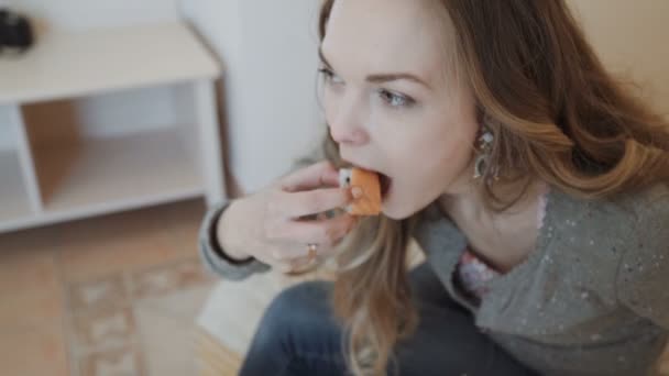 Kvinna med äter sushi. Lady provsmakning sushi rullar. Bättre än väntat. Utmärkt smak av japansk mat. — Stockvideo