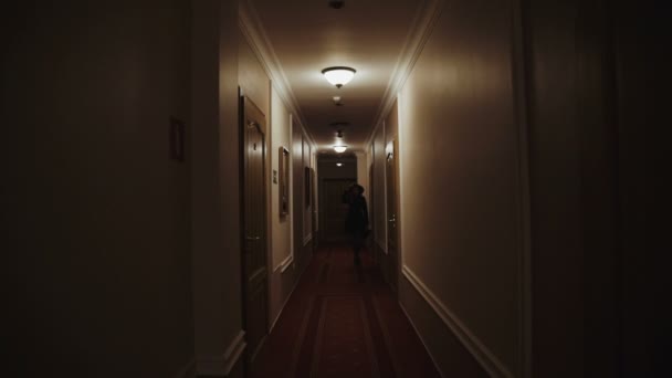 Elegante, jovem mulher caminhando através do hall no hotel — Vídeo de Stock