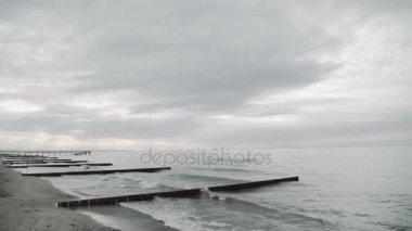 Baltık Denizi, dalgalar. İskele ve Plajı deniz şehir. Ahşap dalgakıranlar