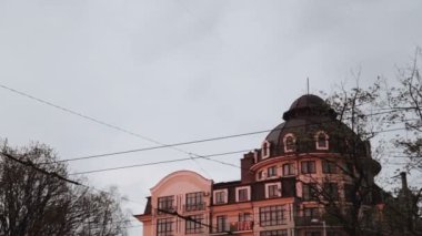 ön planda bir banliyö bölgesi, Avrupa, bir şehir içinde çıplak ağaçlar yazın. Evlerin çatıları günbatımında yaktı.