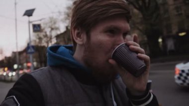 İki genç adam sakallı şehirde yürüyüş ve kendilerini selfie çekim, kahve içme ve konuşmak, blogger