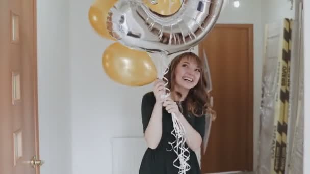 Emocionada mujer sorprendida con globos de colores en cámara lenta — Vídeos de Stock