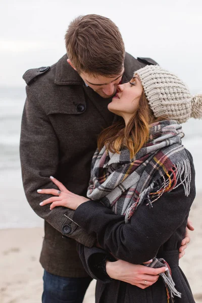 Man and woman walk in the park at sea in the spring romantic — Stock Photo, Image