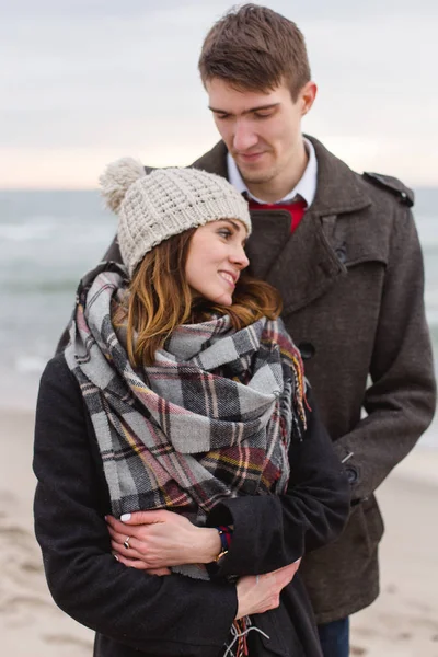 Man och kvinna gå i parken till havs i vår romantiska — Stockfoto