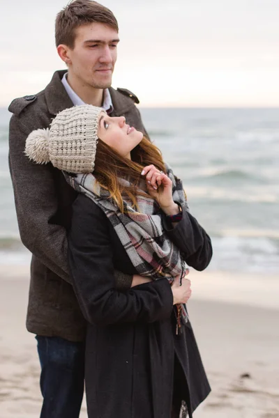 Man och kvinna gå i parken till havs i vår romantiska — Stockfoto