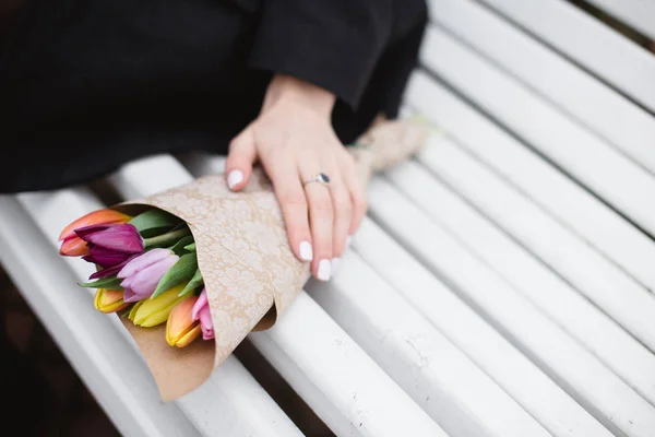 Erkek ve kadın Romantik bahar denizde Parkta yürümek