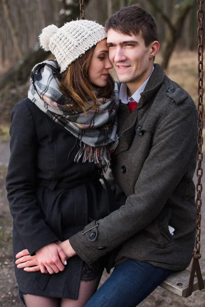 Man och kvinna gå i parken till havs i vår romantiska — Stockfoto