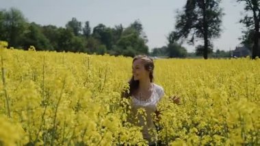 Genç kadın kaçarken sarı alanda çiçek Hd dokunmadan