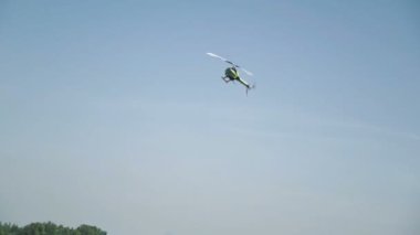 Helikopter hava, akrobasi yapan radyo kontrollü. Yaz aylarında.