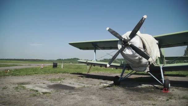 Avión viejo con hélice para reparación en pista — Vídeo de stock