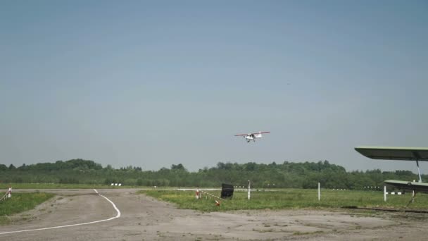 Primer plano de un pequeño avión Vuela cerca del suelo — Vídeo de stock