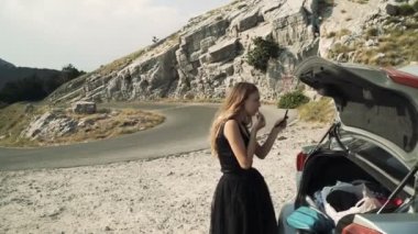 Makyaj yolun kenarında siyah elbiseli kadın