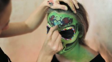 kadının aquagrim yüz sanat halloween makyaj elleri üzerinde yapması yeşil korkunç göz alıcı iskelet püsküller. Meksikalı Prenses şeker kafatası.