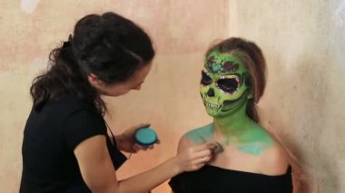 kadının aquagrim yüz sanat halloween makyaj elleri üzerinde yapması yeşil korkunç göz alıcı iskelet püsküller. Meksikalı Prenses şeker kafatası.