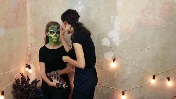 A nők aquagrim arc art halloween make-up kezével bojt zöld ijesztő elbűvölő csontváz. Mexikói hercegnő cukor koponya. — Stock videók