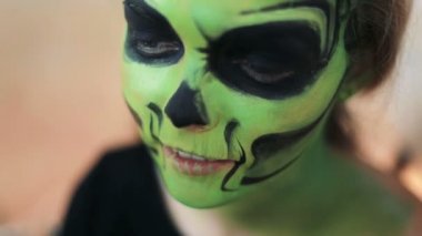 kadının aquagrim yüz sanat halloween makyaj elleri üzerinde yapması yeşil korkunç göz alıcı iskelet püsküller. Meksikalı Prenses şeker kafatası.