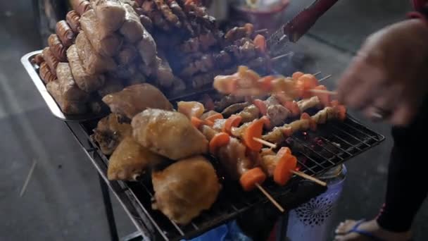 Asiatische Streetfood-Spieße Fleisch und Gemüse kochen auf dem Kohlegrill aus nächster Nähe — Stockvideo