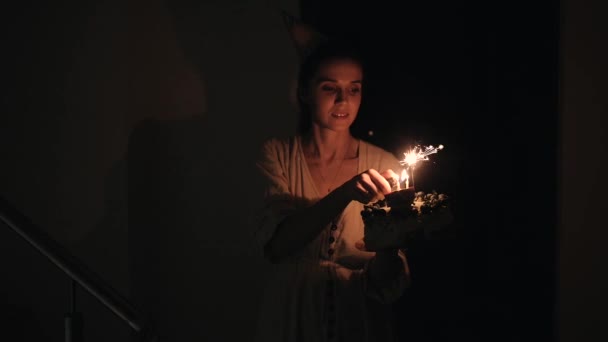 Jovem mulher relâmpago aniversário velas descendo as escadas para uma criança — Vídeo de Stock