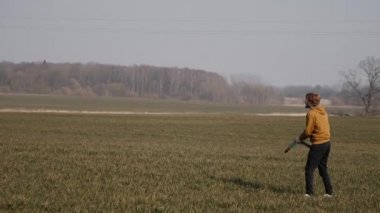 Genç sporcu sahada koşar ve gökyüzüne bir bumerang fırlatır.