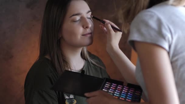 Giovane donna make-up artist facendo trucco per la sposa — Video Stock