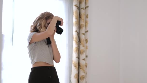 Mladá žena fotograf fotografování krásný model v svatební šaty — Stock video