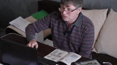 Bilgisayarın arkasında orta yaşlı bir adam çevrimiçi bir yayındır.