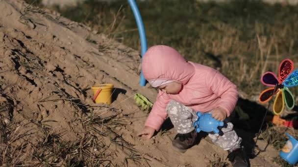 Liten flicka leker i en sandlåda — Stockvideo