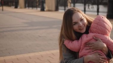 Sarıl anneye ve küçük kıza