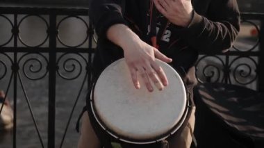 Bir sokak müzisyeni davul çalıyor.