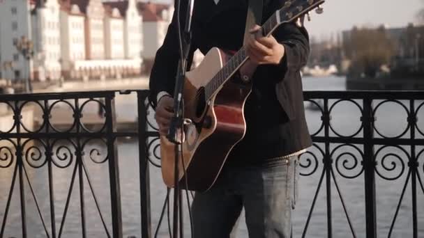 Een straatmuzikant speelt gitaar — Stockvideo