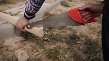 Ahşap bloklu eli kesen bir adam.