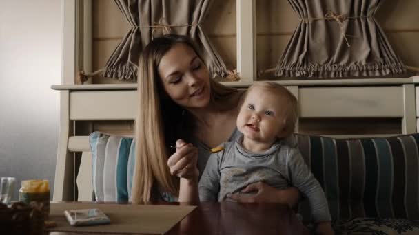 Mère nourrissant petite fille écrasée avec une cuillère — Video