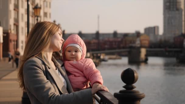 Hug mom and little daughter — Stock Video