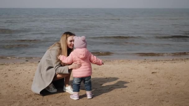 Krama mamma och lilla dotter till havet — Stockvideo