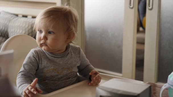 Klein meisje aan tafel wachtend op lunch — Stockvideo