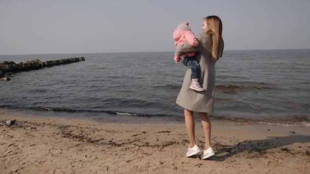 Sarıl anneye ve denizin küçük kızına — Stok video