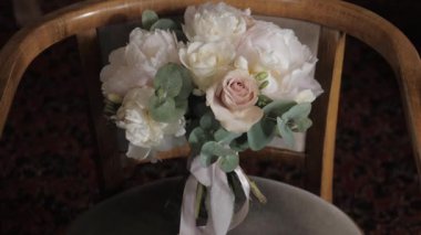 Sandalyedeki düğün buketi
