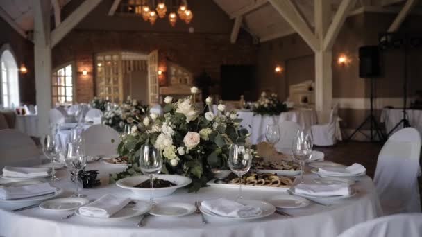 Lanches servidos banquete de casamento buffet — Vídeo de Stock