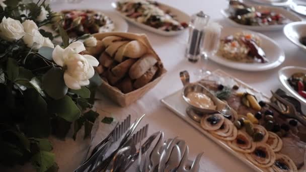 Občerstvení podávané formou bufetu svatební hostina — Stock video