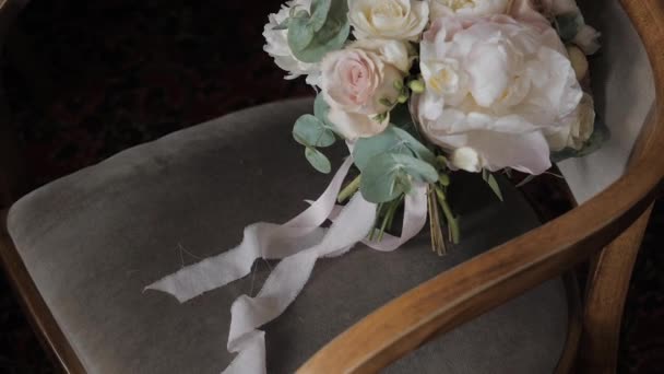 Bouquet de mariage sur une chaise — Video